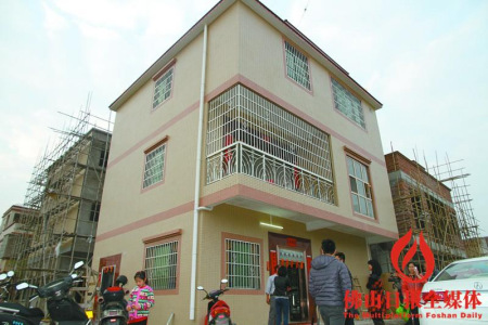 幸福小區(qū)葉姓歸僑一家新居入伙。/佛山日報見習(xí)記者陳夢攝