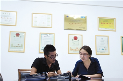 劉梅旭與項目組人員討論果品相關(guān)品質(zhì)標準。