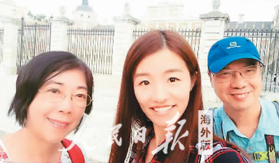 圖為王卓（中）和她帶領(lǐng)的游客在西班牙阿蘭胡埃斯的皇宮前。 　　圖片由受訪者提供