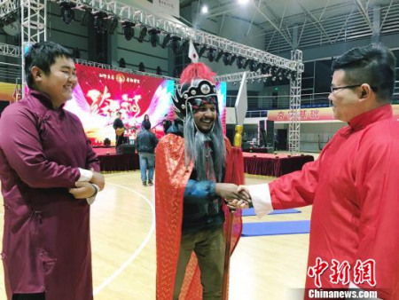 裝扮成中國古代將軍的留學生伊姆與準備說相聲中國大學生交流。(楊云 攝)