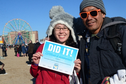 參加北極熊冬泳的泳客，帶著各式道具在水中“戲水”。(美國《世界日報》/許振輝 攝)