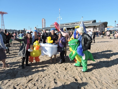 參加北極熊冬泳的泳客，帶著各式道具在水中“戲水”。(美國《世界日報》/許振輝 攝)