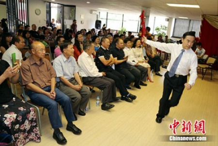 葉金森演示京劇的手眼身法步“五功”等。 <a target='_blank' >中新社</a>記者 宋方燦 攝