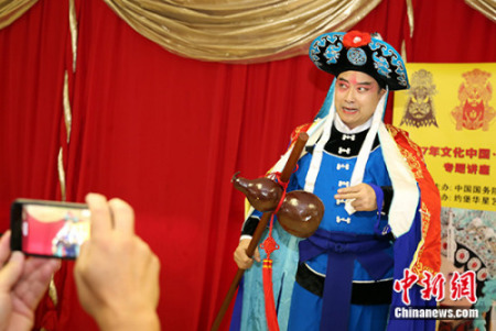 葉金森帶妝表演《野豬林》選段。 <a target='_blank' >中新社</a>記者 宋方燦 攝