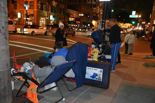 這一家人全副武裝，有備而來。（美國《世界日報》/丁曙 攝）