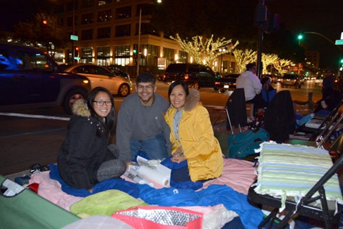 陳太太一家科羅拉多大道守夜看花車。（美國《世界日報》/丁曙 攝）