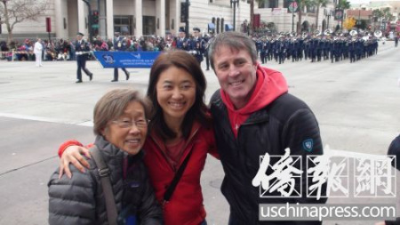 何女士和她的母親及老公在游行隊(duì)伍前合影。(美國《僑報(bào)》/高睿 攝)