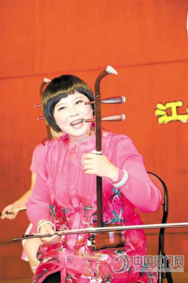 曾小潔用二胡演奏粵曲。