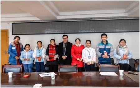 圖為趙興及縣僑聯(lián)領(lǐng)導(dǎo)與受助學(xué)生合影留念 圖為趙興及縣僑聯(lián)領(lǐng)導(dǎo)與受助學(xué)生合影留念