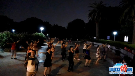中國和東盟女記者在南寧南湖廣場與中國大媽跳廣場舞。