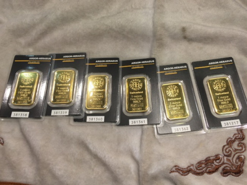 一盎司的瑞士金金條在華裔社區(qū)金店熱賣。(美國(guó)《世界日?qǐng)?bào)》/朱蕾 攝)