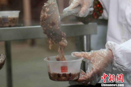 資料圖：臘八粥香飄古寺，古剎靈隱寺開鍋熬制30萬份粥。 江耘 攝