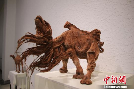 圖為額爾德尼的泥塑作品?！「氯愕?攝