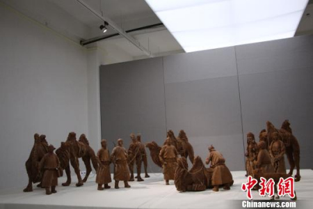 圖為額爾德尼的泥塑作品。　嘎茹迪 攝