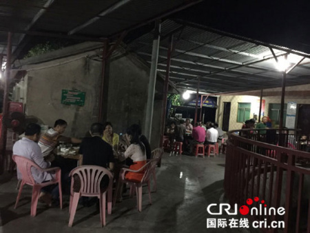 霞場村黑洋頭農(nóng)家樂,黃昌柏(穿綠色T恤襯者)在招待客人 攝影:張敏 霞場村黑洋頭農(nóng)家樂,黃昌柏(穿綠色T恤襯者)在招待客人 攝影:張敏