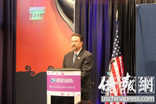 美國(guó)郵政總局西部地區(qū)運(yùn)營(yíng)副總裁格雷格·格雷弗斯致辭(美國(guó)《僑報(bào)》/杰克 攝)