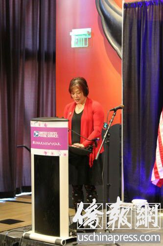 陸榮昌亞洲博物館館長(zhǎng)貝絲·武川致辭(美國(guó)《僑報(bào)》/杰克 攝)