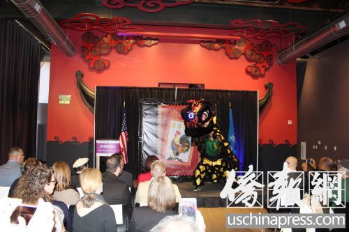 舞獅團(tuán)帶來(lái)舞獅表演(美國(guó)《僑報(bào)》/杰克 攝)