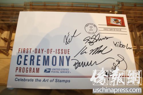 一名觀眾向記者展示雞年郵票全張(美國(guó)《僑報(bào)》/杰克 攝)