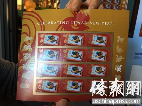 雞年郵票首日封及貴賓簽名(美國(guó)《僑報(bào)》/杰克 攝)