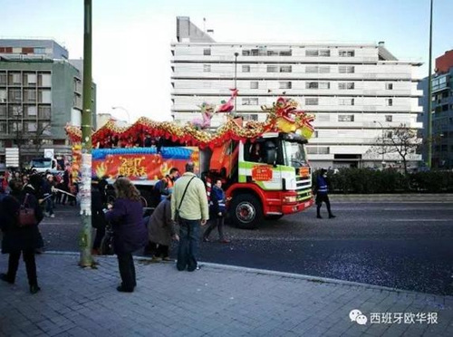 同學們正在播撒快樂