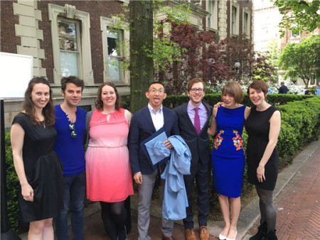 作者(中)畢業(yè)時(shí)與同學(xué)合影。