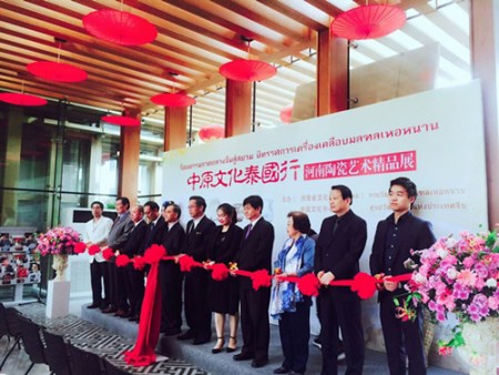 中原文化泰國(guó)行“河南陶瓷藝術(shù)精品展”在曼谷開(kāi)幕。(楊謳 攝) 
