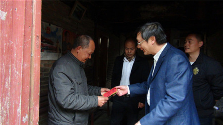 看望困難群眾并發(fā)放慰問金