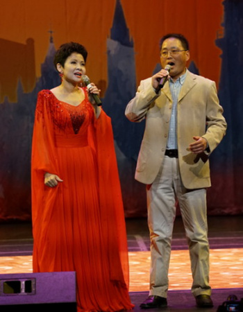 董文華與現(xiàn)場(chǎng)觀眾合唱《十五的月亮》 董文華與現(xiàn)場(chǎng)觀眾合唱《十五的月亮》