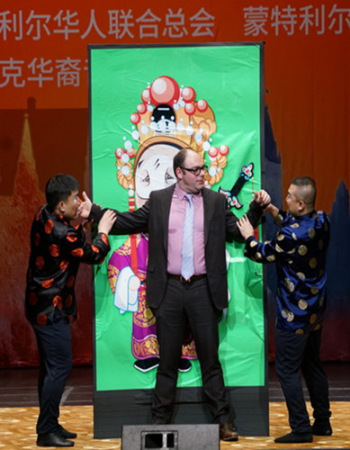 藝術(shù)團(tuán)與觀眾互動(dòng) 藝術(shù)團(tuán)與觀眾互動(dòng)