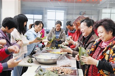 鄰里之間齊聚在一起包粽子，蘊(yùn)含著濃濃的年味。