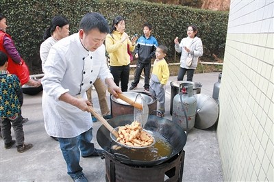 炸油角也是光明人必備的年節(jié)小吃之一。