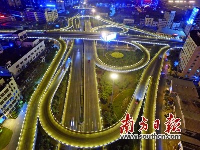 裝上亮麗燈飾的金泰立交橋。楊立軒 攝