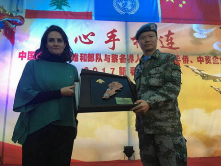 黎大語言中心主任澤伊娜向蒲毅指揮長贈送禮物