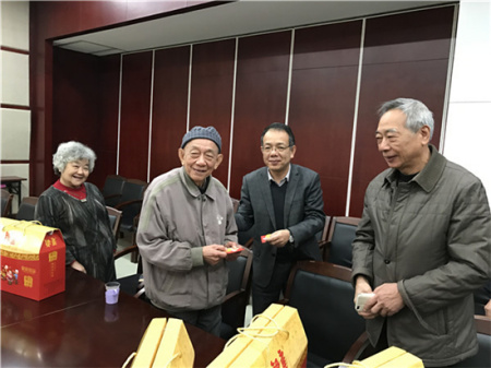 慰問中醫(yī)大老歸僑知識(shí)分子 慰問中醫(yī)大老歸僑知識(shí)分子