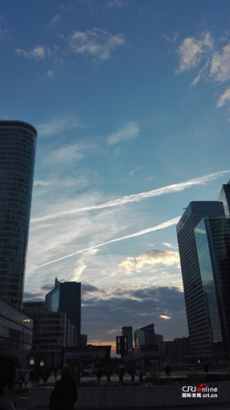 拍攝于12月16日上午的巴黎金融區(qū)拉德芳斯。當日，巴黎因為“防重污染”實行單雙號限行。(尤先生供圖)