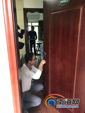 　申請(qǐng)執(zhí)行人一方正在對(duì)收回的房產(chǎn)進(jìn)行換鎖。南海網(wǎng)記者劉麥攝