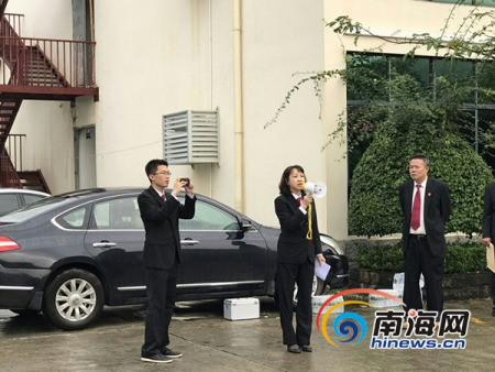 海南一中院執(zhí)行局法官現(xiàn)場(chǎng)通知清場(chǎng)。南海網(wǎng)記者劉麥攝