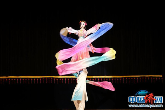 大木偶人偶同臺(tái)歌舞《長綢舞》。<a target='_blank' >中新社</a>記者 陸春艷 攝