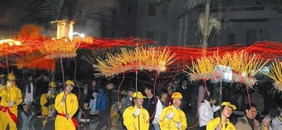 舞草龍熱鬧非凡。