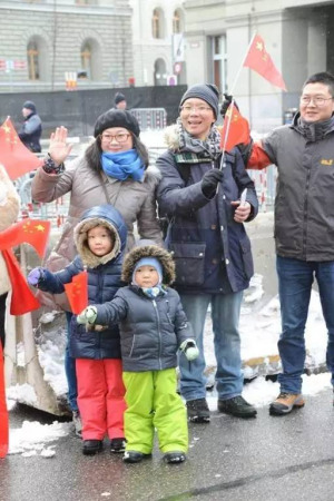 全家齊上陣。(彭大偉 攝)