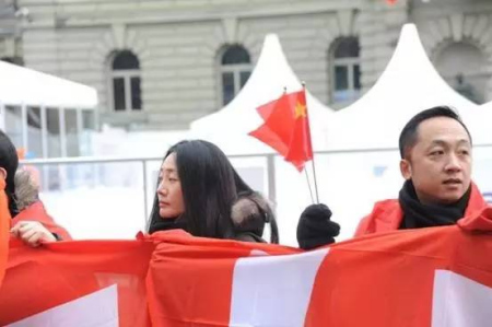 等待著，等待著，習主席的車隊近了。(彭大偉 攝)