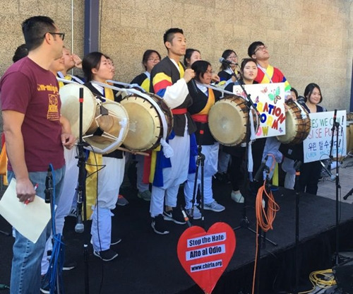 韓裔學(xué)生加入集會(huì)，學(xué)生代表表示，“為了自由而戰(zhàn)，是我們的責(zé)任”。(美國(guó)《世界日?qǐng)?bào)》/張敏毅 攝）