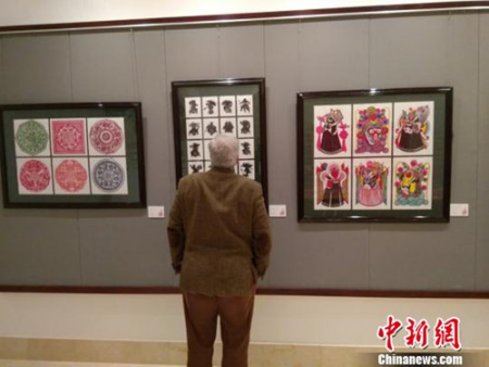 “花的絮語-中國剪紙藝術(shù)精品展”在馬耳他首都瓦萊塔展出。(王大衛(wèi) 攝)