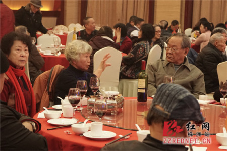 老僑胞們熱聊中。