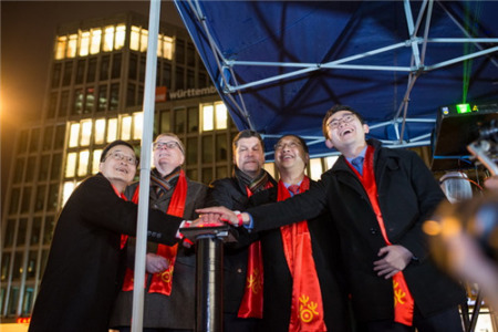 斯坦萊茵國秘先生、史明德大使、陳建陽主任、拉姆先生以及海南航空柏林辦事處楊鈺龍經(jīng)理共同按下鐳射焰火按鈕