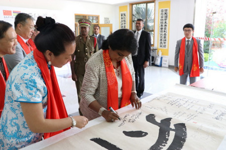 法吉姆總統(tǒng)在都本基老師作品上寫(xiě)下寄語(yǔ)