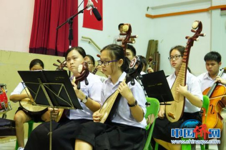 圖為該校華樂團(tuán)表演。(陸春艷 攝)