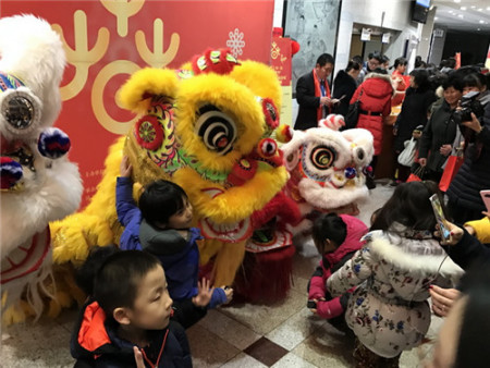 小朋友們摟著獅子合影