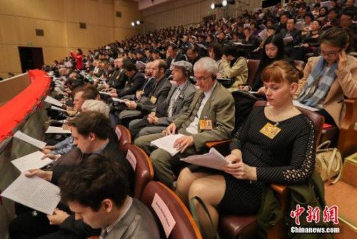 1月15日，湖北省第十二屆人民代表大會(huì)第五次會(huì)議在武漢開(kāi)幕，13個(gè)國(guó)家的47名常駐湖北外籍人士受邀旁聽(tīng)會(huì)議，其中包括美、英、法、韓駐武漢總領(lǐng)事及外企高管、在鄂外國(guó)專家等。這也是2012年以來(lái)，該省連續(xù)五年邀請(qǐng)外籍人士參與旁聽(tīng)政府“兩會(huì)”。<a target='_blank' >中新社</a>記者 張暢 攝